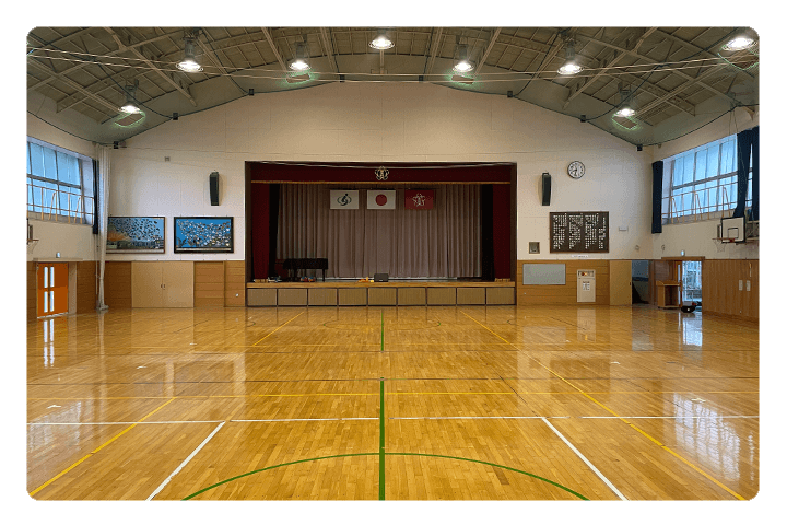 さいたま市立東大成小学校の体育館の写真